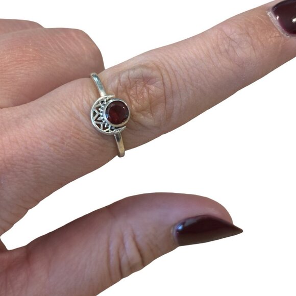 Sterling Silver 925 Garnet Crescent Moon Ornate Round Ring Size 8 Southwest Boho - Picture 2 of 6